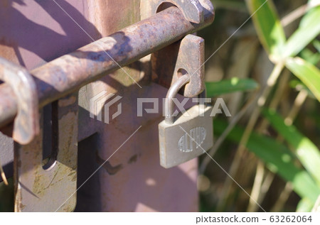 Padlock in a cage Padlock in a cage 63262064