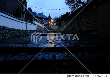 Back approach to Todaiji Nigatsu-do (Nara City, Nara Prefecture) Back approach to Todaiji Nigatsu-do (Nara City, Nara Prefecture) 63262121