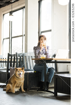 碼頭咖啡館咖啡館狗女人 碼頭咖啡館咖啡館狗女人 63263296