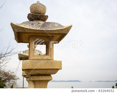 The sea and the lantern The sea and the lantern 63264032