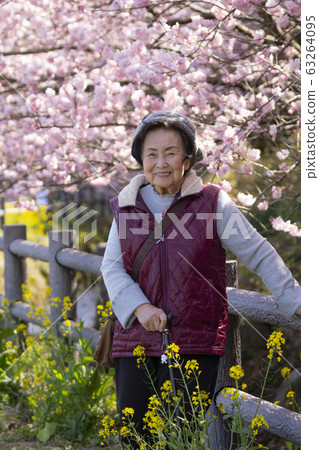 A smiling woman with a smile 63264095