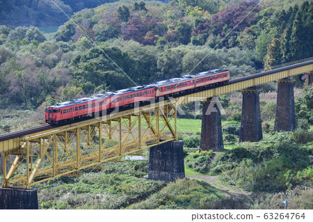 Banetsu West Line JNR color local train crossing a retro railway bridge 63264764