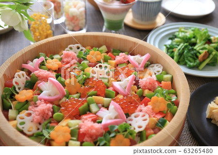 chirashi sushi chirashi sushi 63265480