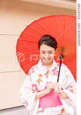 一個女人穿著浴衣 一個女人穿著浴衣 63265589