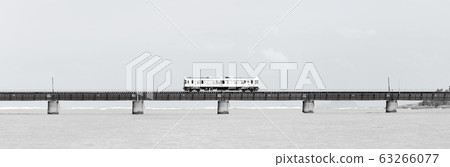 (深褐色全景)於拉河大橋和火車 (深褐色全景)於拉河大橋和火車 63266077