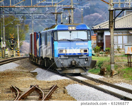 由電力機車驅動的貨運列車已越過邊境隧道 63266877