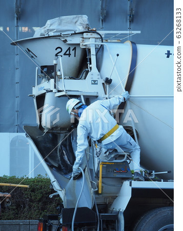 Driver who cleans concrete mixer truck Driver who cleans concrete mixer truck 63268133