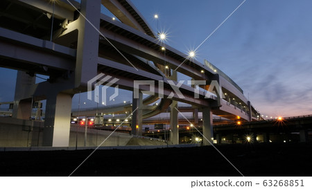 在高速公路上的夜景 63268851