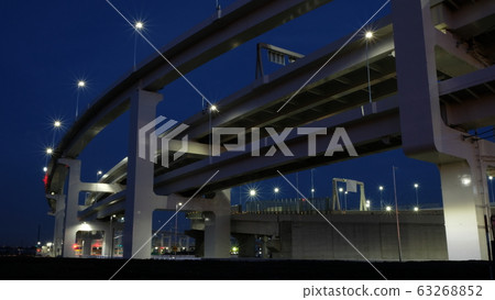 在高速公路上的夜景 63268852