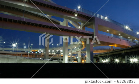 在高速公路上的夜景 63268853