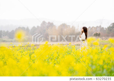 Rape flowers and ladies 63270235