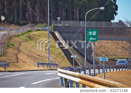Parking area Entrance to the main line 63271186