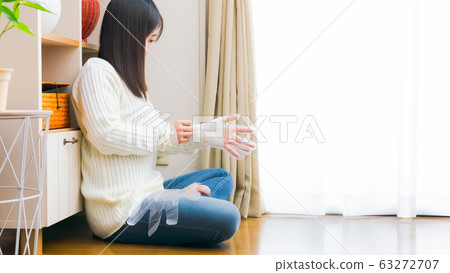 Woman wearing poly gloves copy space 16: 9 63272707