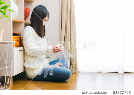 Woman wearing vinyl gloves copy space 63272708