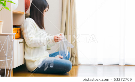 Woman wearing vinyl gloves copy space 16: 9 63272709