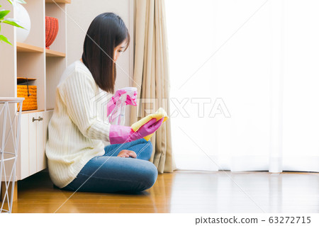 Spray the cloth with microfiber rubber gloves copy space Spray the cloth with microfiber rubber gloves copy space 63272715