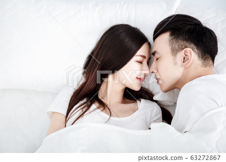 Young  couple sleeping together in bed 63272867