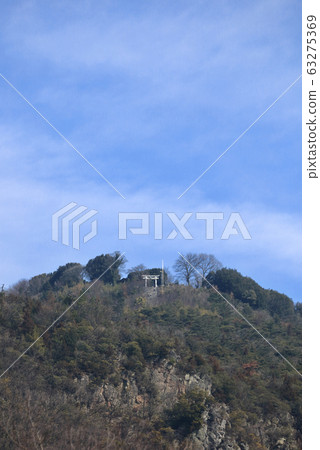 從高宮神社下宮仰望的高穀神社主神殿天空中的鳥居門 從高宮神社下宮仰望的高穀神社主神殿天空中的鳥居門 63275369