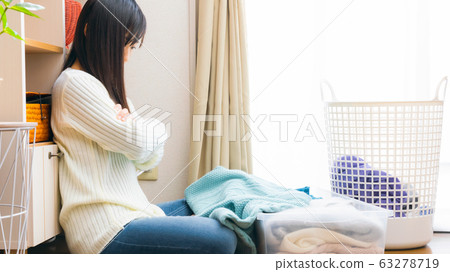 Housework Laundry Thinking Woman Copy Space 16: 9 63278719
