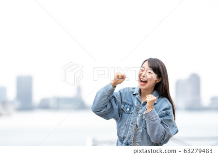 支持的女性 63279483