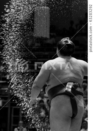 Sumo wrestler who sprinkles salt 63283292