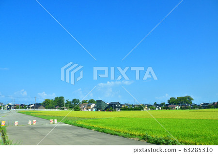 Scenery along the Hokuriku Main Line 63285310