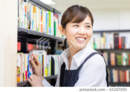 圖書館工作人員婦女 圖書館工作人員婦女 63287093