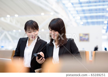 一個穿著西裝在業餘時間工作的女人 63289251