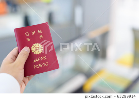 手拿著護照在機場 63289914