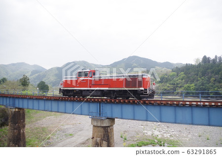 Diesel locomotive 1 going on the second Kujigawa Bridge on Suigun Line Diesel locomotive 1 going on the second Kujigawa Bridge on Suigun Line 63291865