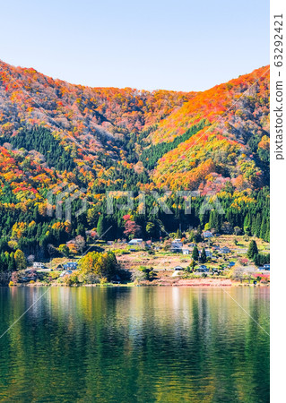 Lake Kizaki and Mt. Oguma (autumn) Lake Kizaki and Mt. Oguma (autumn) 63292421