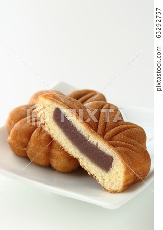 Half cut maple bun 63292757