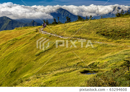 爬上Maki機山脊線上的草秋葉草甸的登山者 63294608