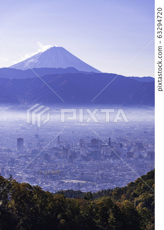 (山梨縣)冬晨:甲府盆地城市景觀和富士山 (山梨縣)冬晨:甲府盆地城市景觀和富士山 63294720