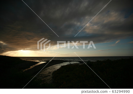 日落照耀著從河流向大海的湖面 日落照耀著從河流向大海的湖面 63294990