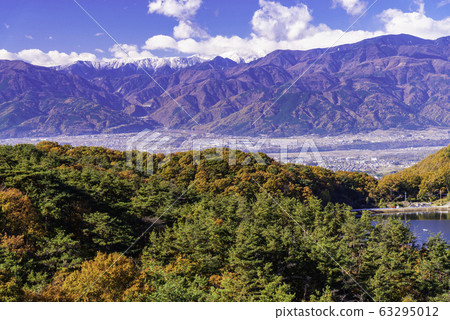 (Yamanashi Prefecture) Lake Chiyoda in the Autumn and the Southern Alps with Snow Cover 63295012