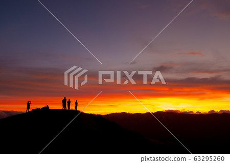 在山的日落 63295260