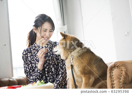 Dock cafe woman dog Dock cafe woman dog 63295398