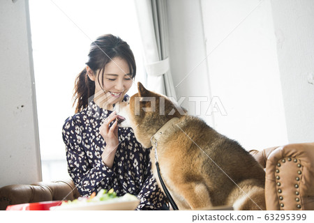 Dock cafe woman dog Dock cafe woman dog 63295399