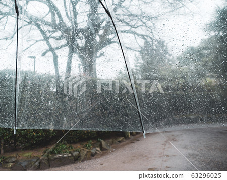 在下雨天通過乙烯基傘看到的公園 63296025