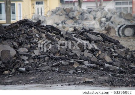 A pile of rubble 63296992