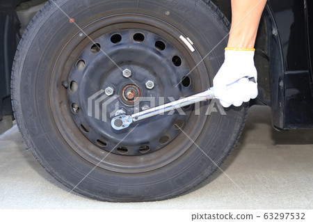 Tightening car wheels with a torque wrench 63297532