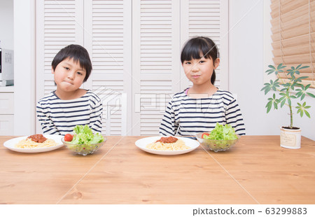 Kid eating pasta 63299883