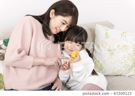 Parent and child image girl with a kids mobile phone 63300125