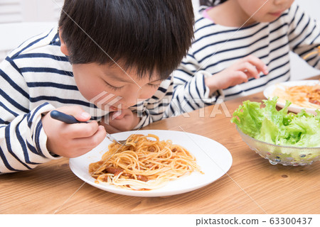 孩子吃意大利面 孩子吃意大利面 63300437