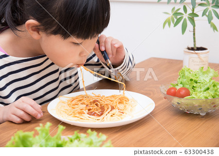 小學女孩吃麵食 小學女孩吃麵食 63300438