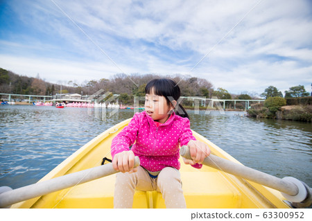 孩子們在遊樂園裡玩划船 孩子們在遊樂園裡玩划船 63300952