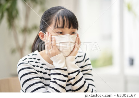 在家戴著面具的女孩 63302167