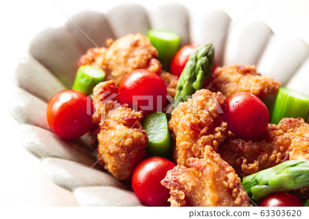 Fried chicken  63303620