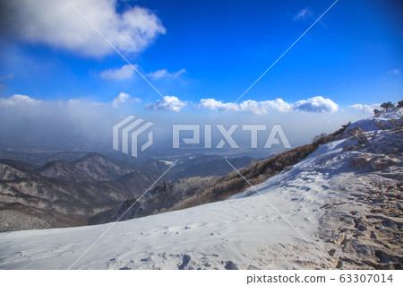 從著名的100大名山之一的Sobaek Mountain下雪的山脊上眺望的景色 63307014